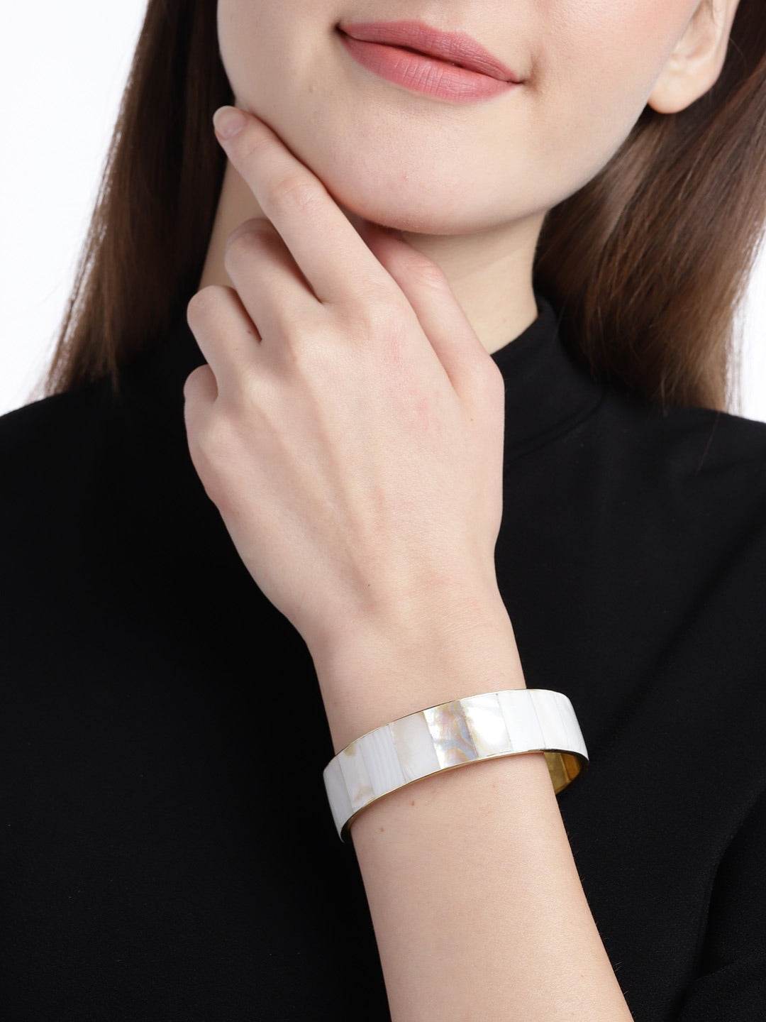 RICHEERA Off-White & Beige Gold-Plated Iridescent Effect Bangle